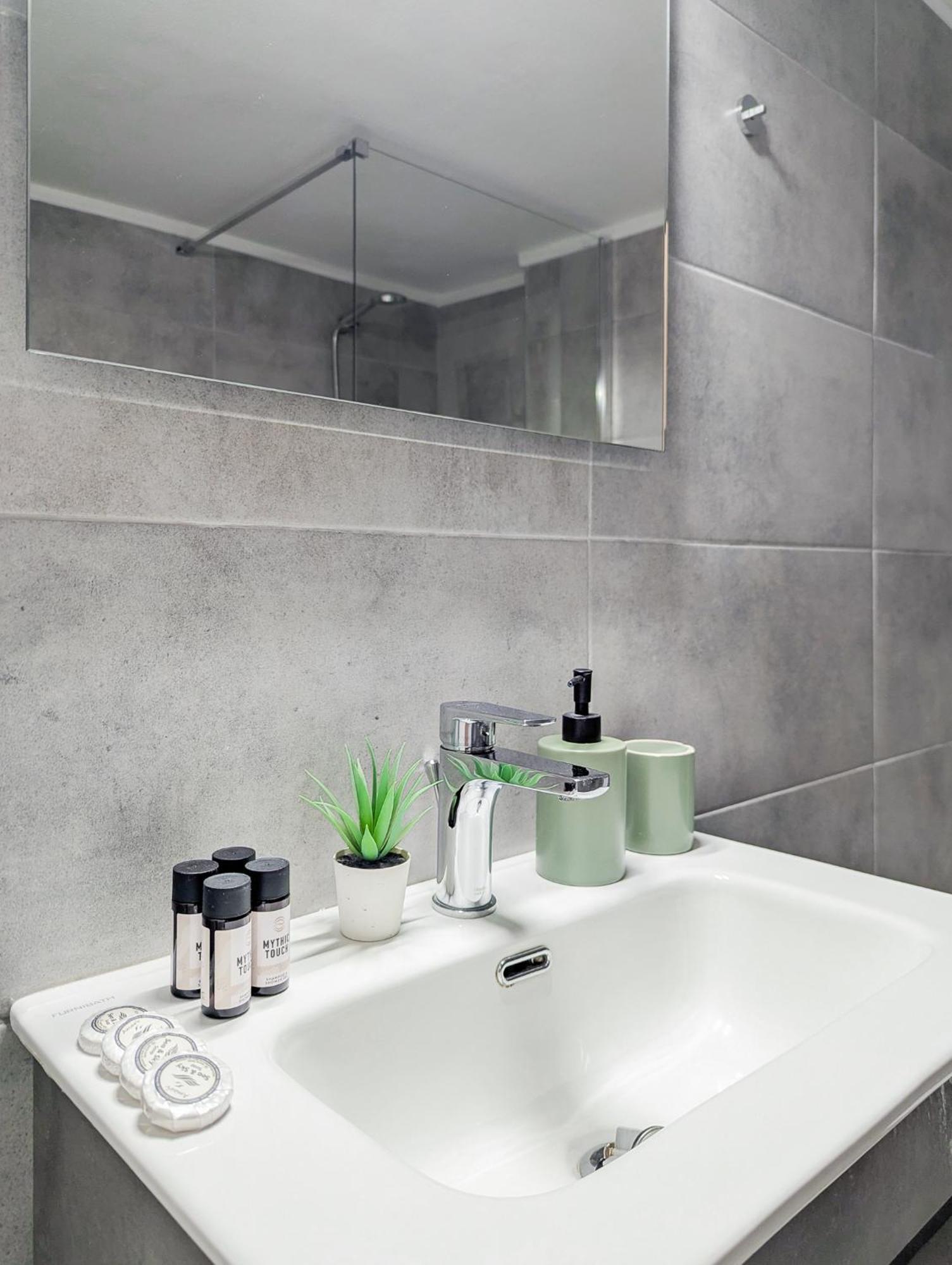 Spacious Apt For 5 Guests Next To Acropolis&Metro Афины Экстерьер фото